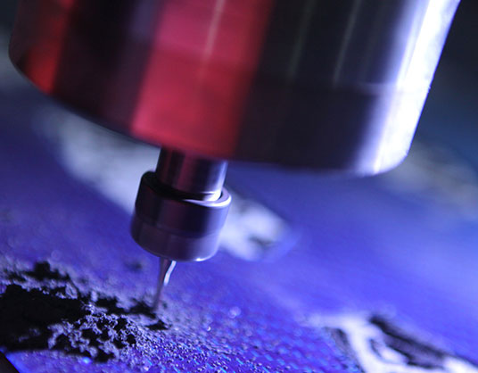 CNC-Schneiden von Kohlefasern