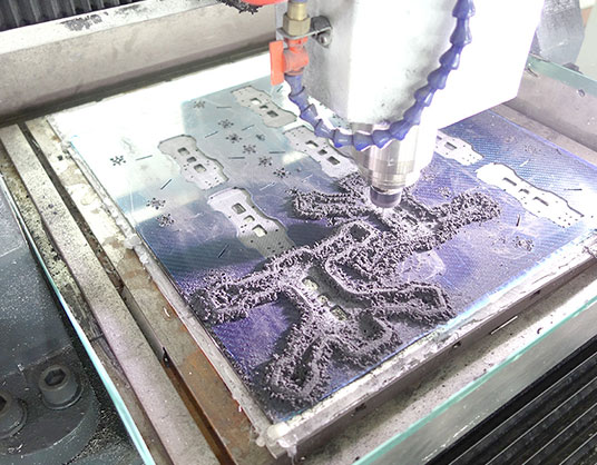 Джин використовує різання вуглецевого волокна